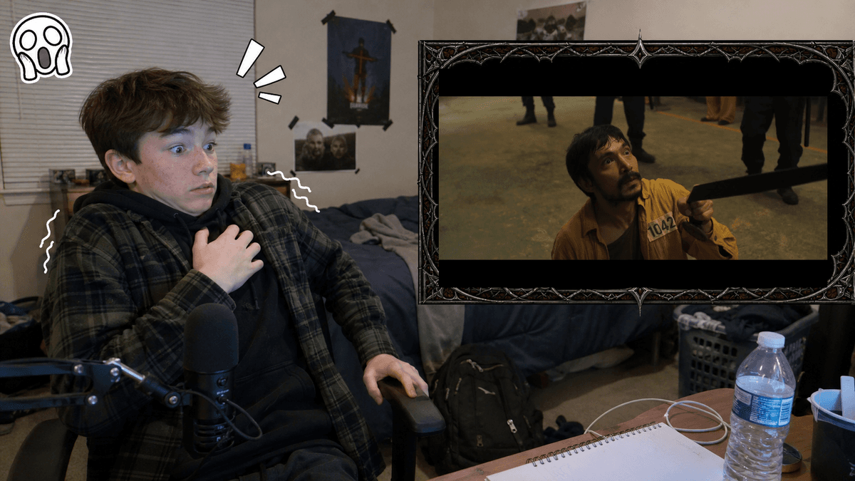 Nhà sáng tạo video reaction kinh dị đang nhìn một bóng người xuất hiện trong hành lang chuyển tiếp màu vàng