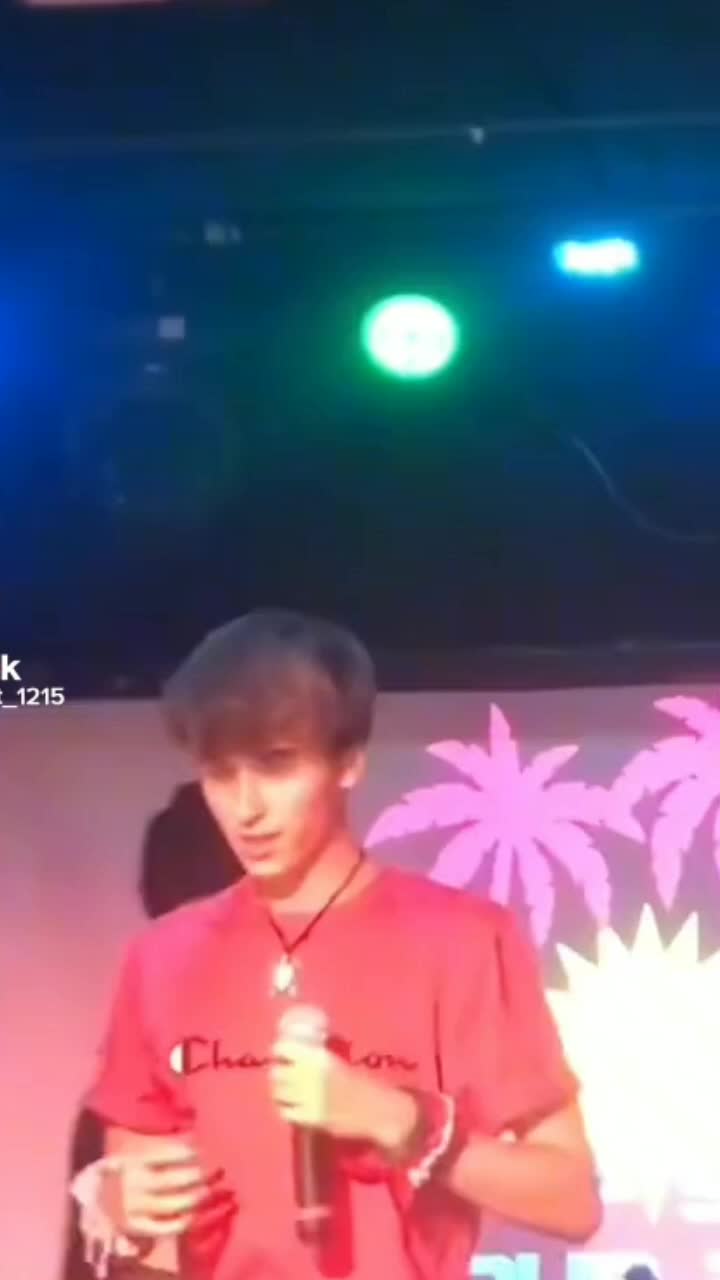 Miniatura del video: A Stage Performance Built for a Cringe Challenge